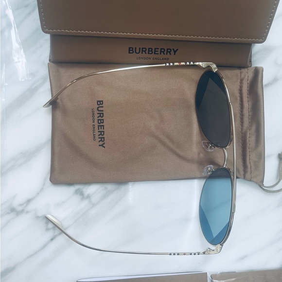 BURBERRY PILOT GOLD- TONE METAL AVIATORS WITH 2 TONE DESIGN DETAILING ON LENSES - Picture 7 of 16